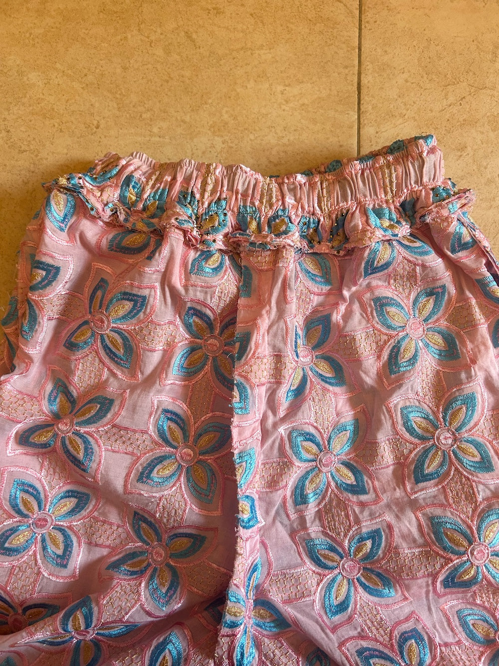 ビジュー付き刺繍ショートパンツ